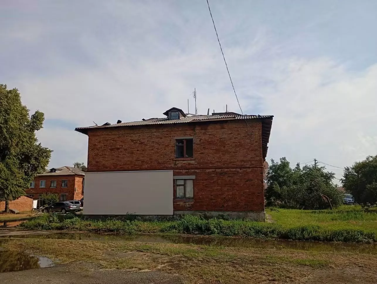 Негода в Малині: сильний вітер пошкодив будинки, повалив дерева та обірвав електромережі