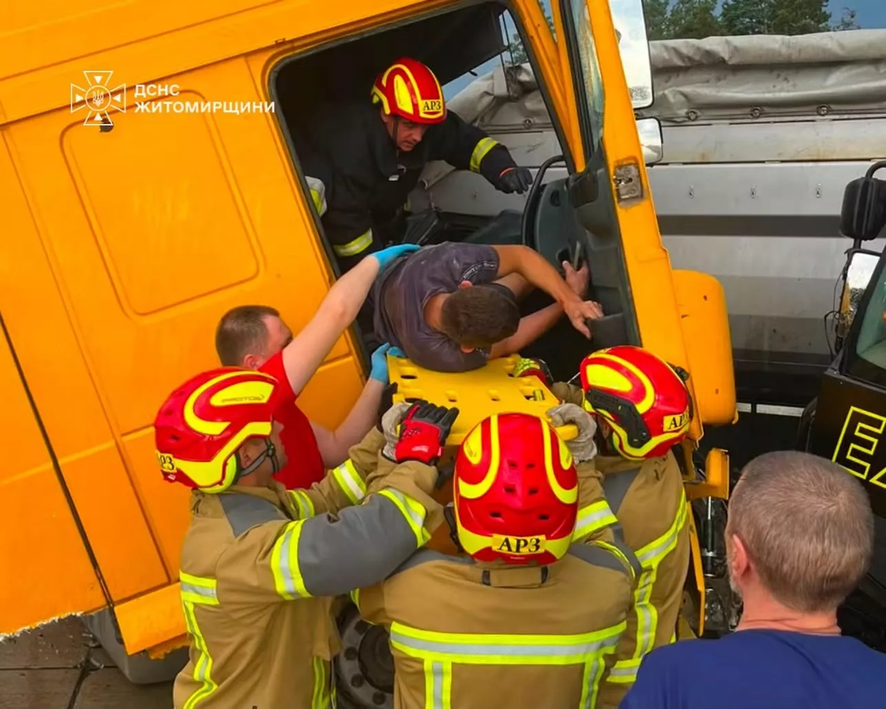 На трасі Київ — Чоп біля Житомира водія вирізали з понівеченої вантажівки після ДТП