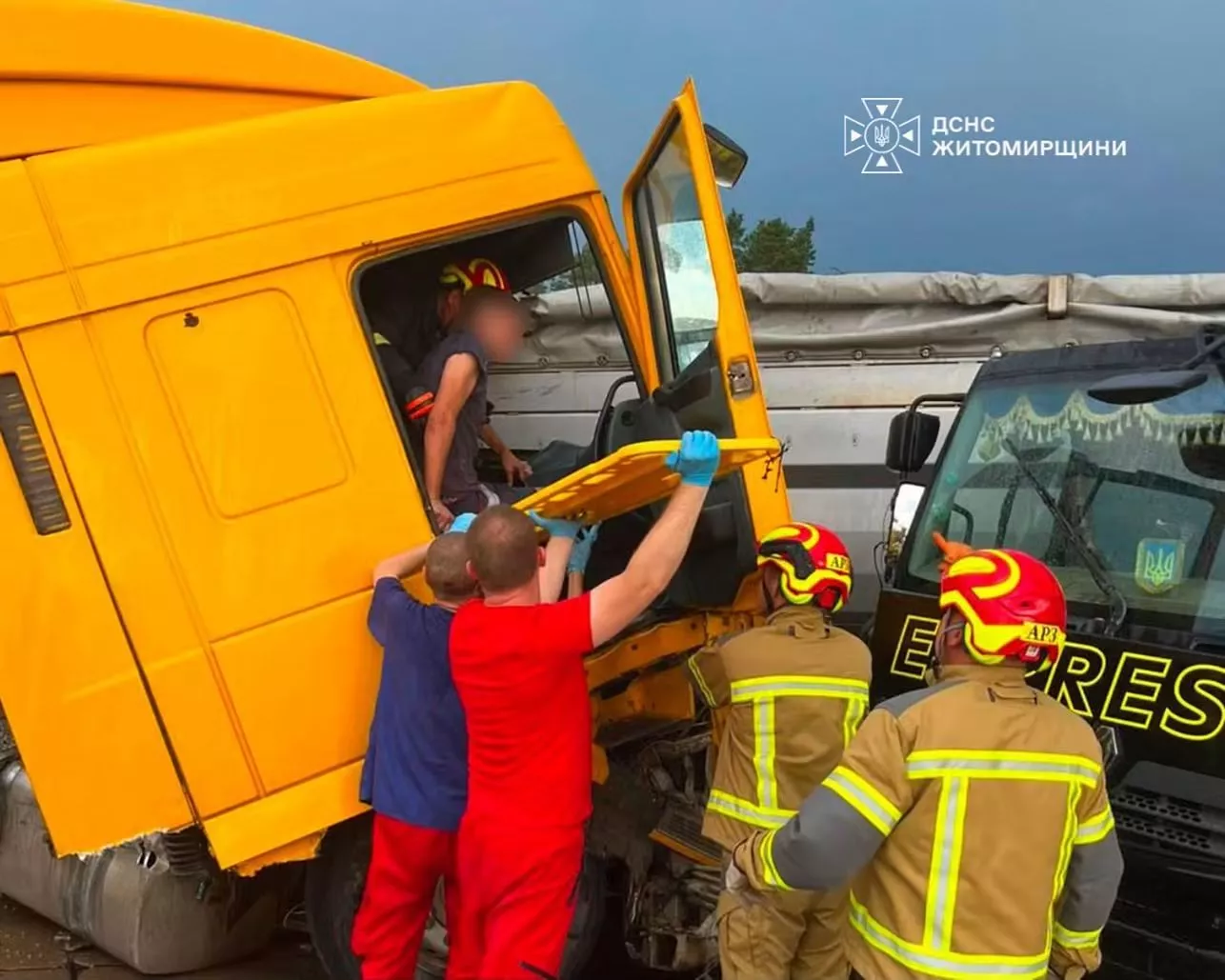 На трасі Київ — Чоп біля Житомира водія вирізали з понівеченої вантажівки після ДТП
