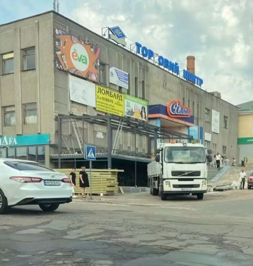 У Радомишлі гуманітарну вантажівку помітили на будівництві приватного об'єкта