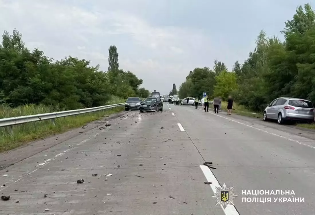 На Житомирщині зіткнулися три автомобілі: травмувалися семеро людей, серед них двоє дітей