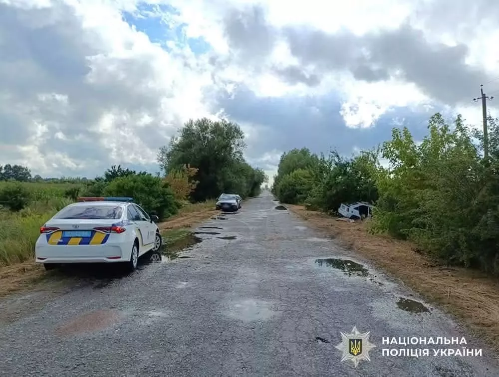 На Житомирщині Opel з’їхав у кювет і врізався в дерево: водійка загинула