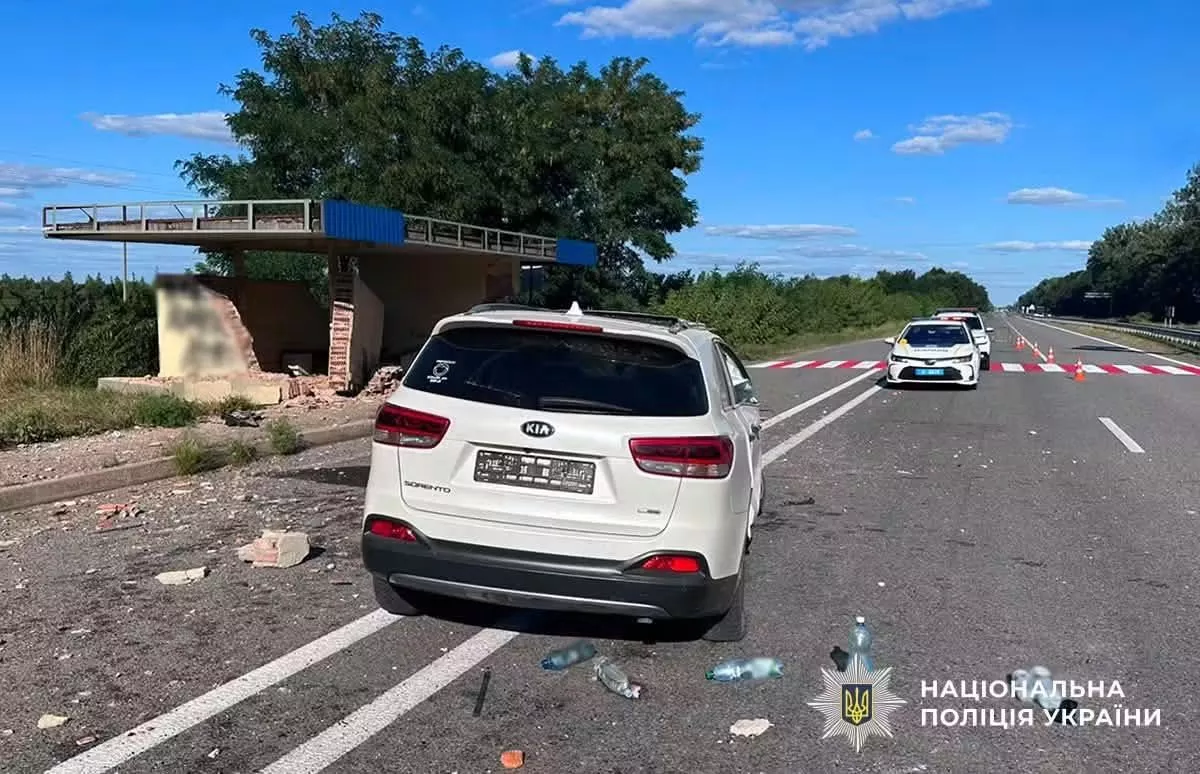 На Звягельщині Kia в’їхав у зупинку: четверо людей травмовані