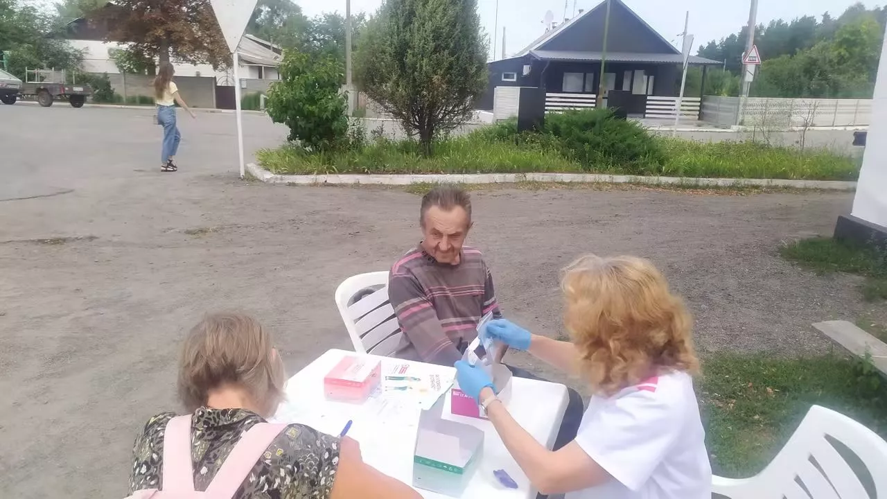Медики перевірили мешканців Гранітного: міряли тиск, цукор та зробили щеплення