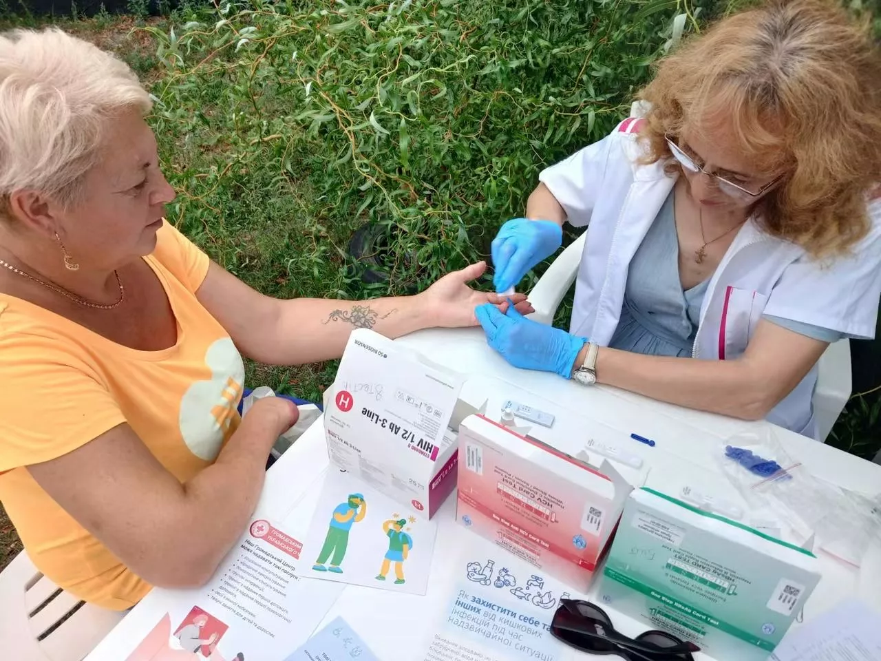 Медики перевірили мешканців Гранітного: міряли тиск, цукор та зробили щеплення