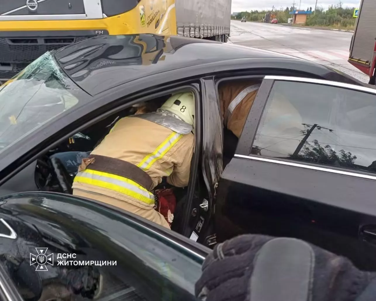 Біля Коростеня рятувальники вирізали жінку з понівеченого авто після ДТП