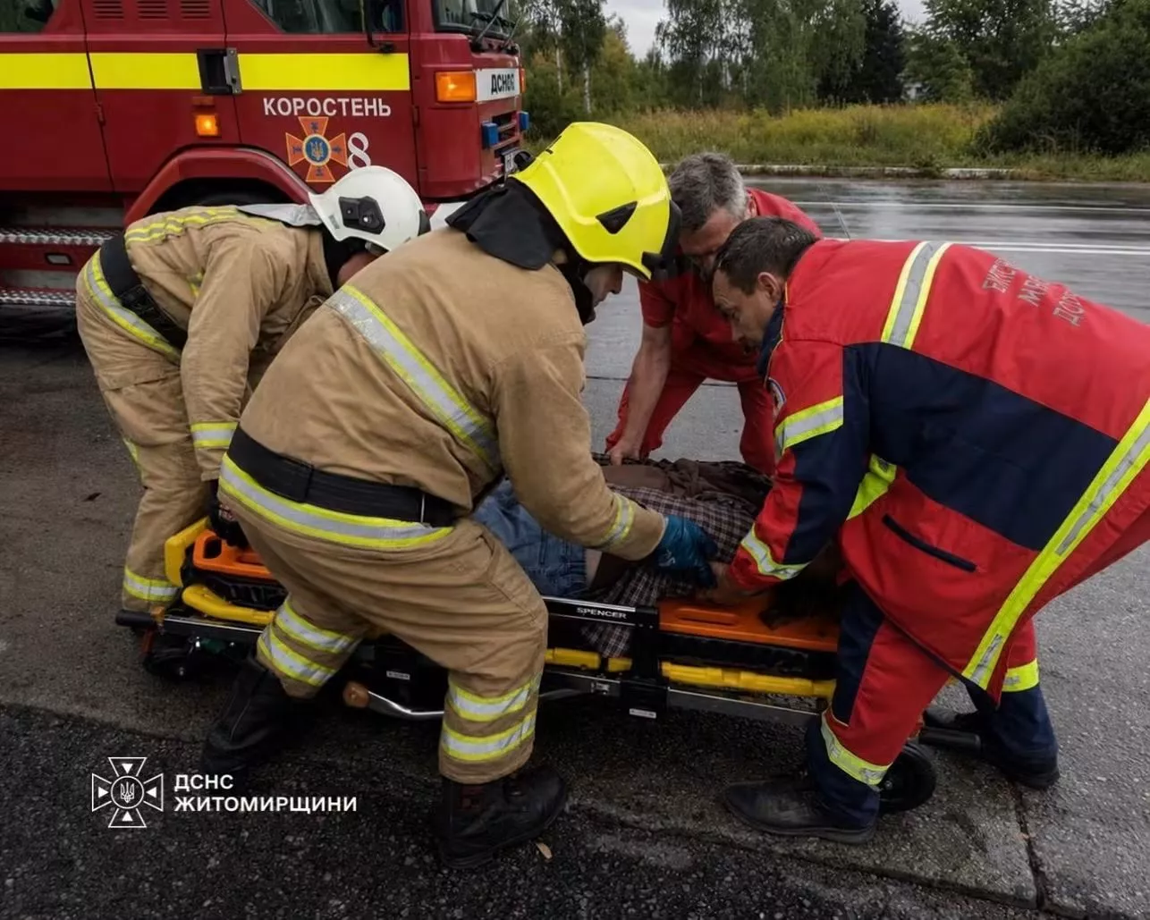 Біля Коростеня рятувальники вирізали жінку з понівеченого авто після ДТП