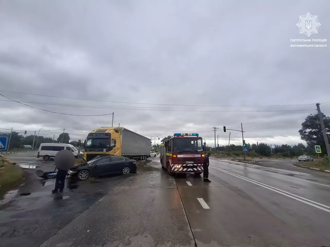 Біля Коростеня рятувальники вирізали жінку з понівеченого авто після ДТП