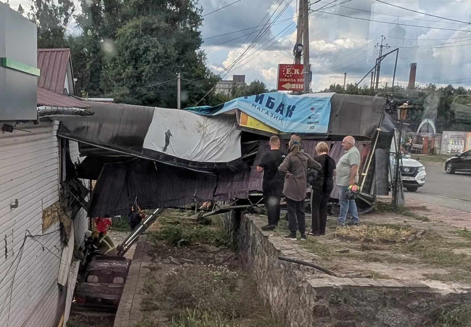 У Малині Opel злетів у кювет: рятувальники деблокували водія та 15-річного пасажира