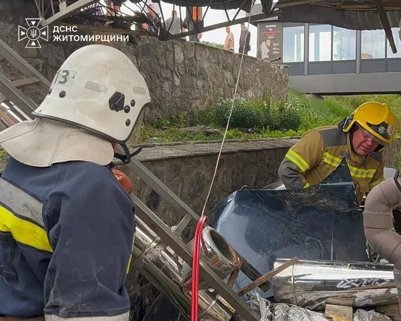 У Малині Opel злетів у кювет: рятувальники деблокували водія та 15-річного пасажира
