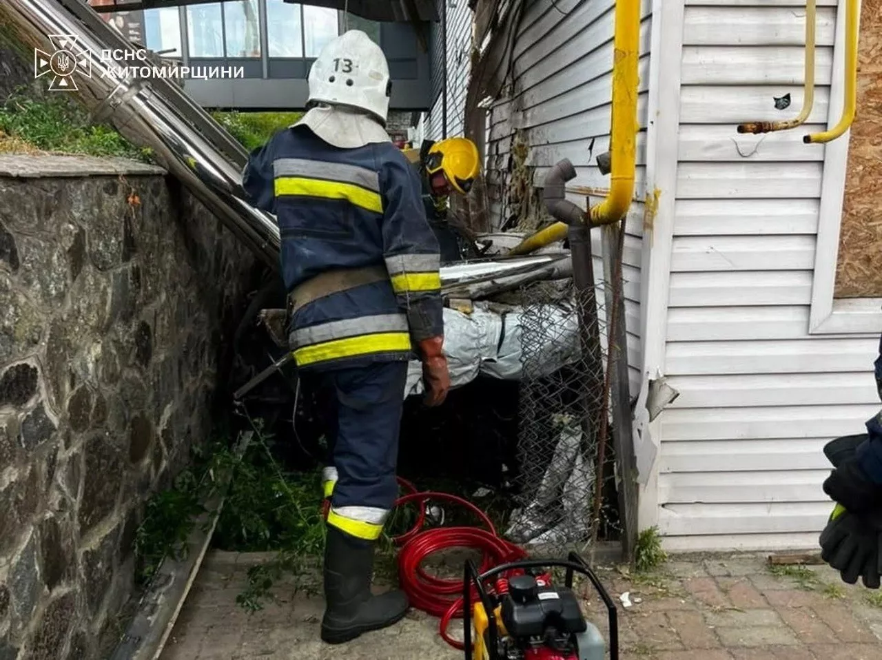 У Малині Opel злетів у кювет: рятувальники деблокували водія та 15-річного пасажира