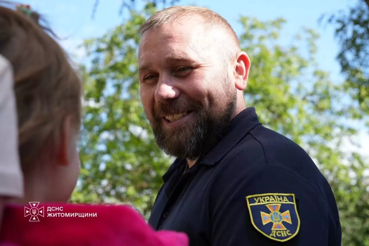 Рятувальник із Житомирщини повернувся з Харківщини та влаштував доньці сюрприз у садочку
