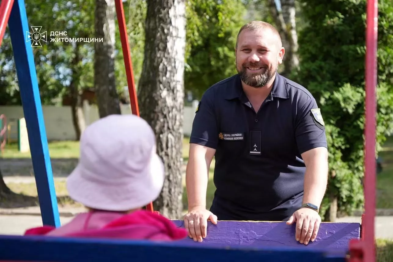 Рятувальник із Житомирщини повернувся з Харківщини та влаштував доньці сюрприз у садочку