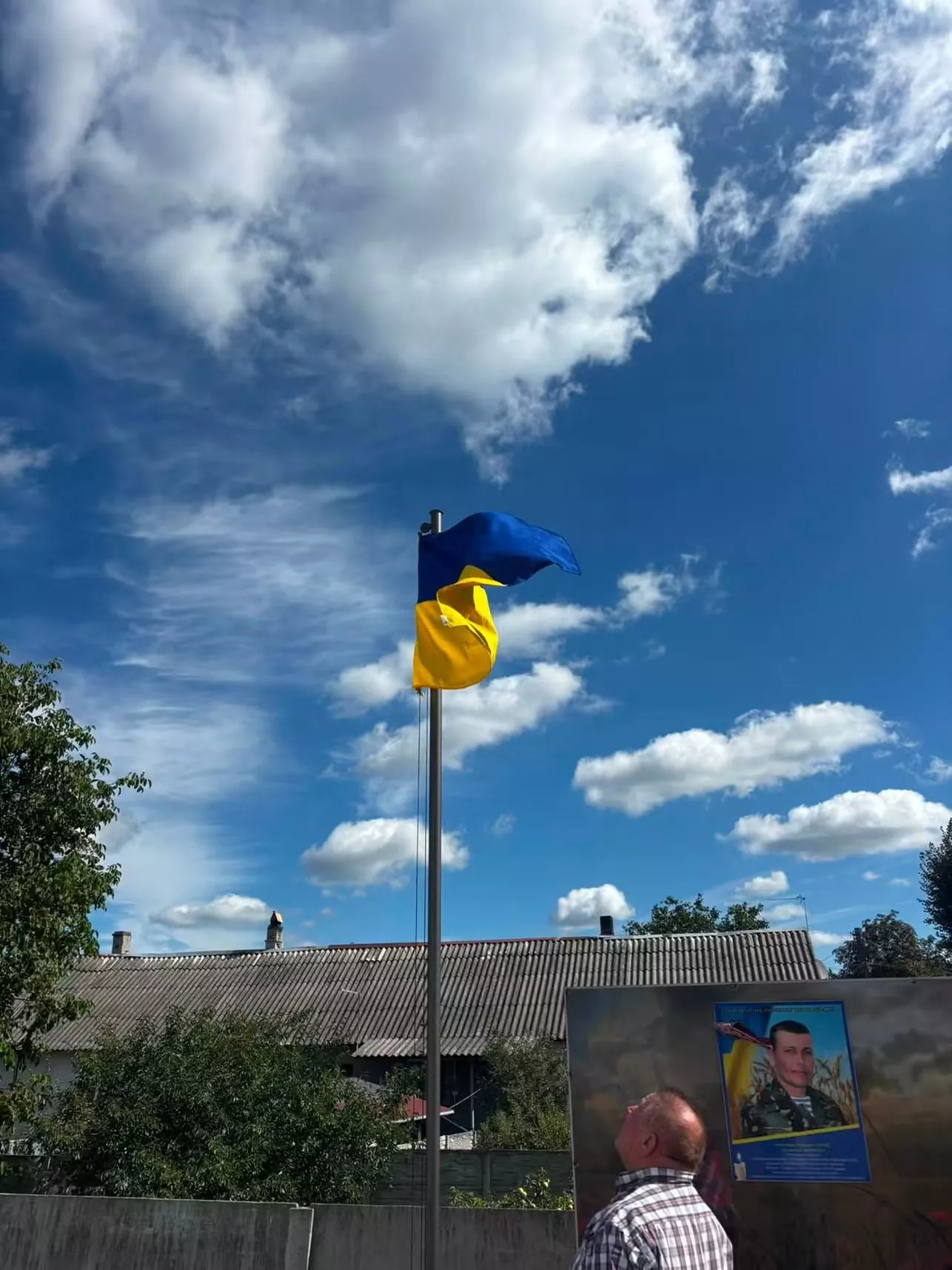 У Гранітному родини загиблих Героїв самі замінили прапори на Алеї пам’яті