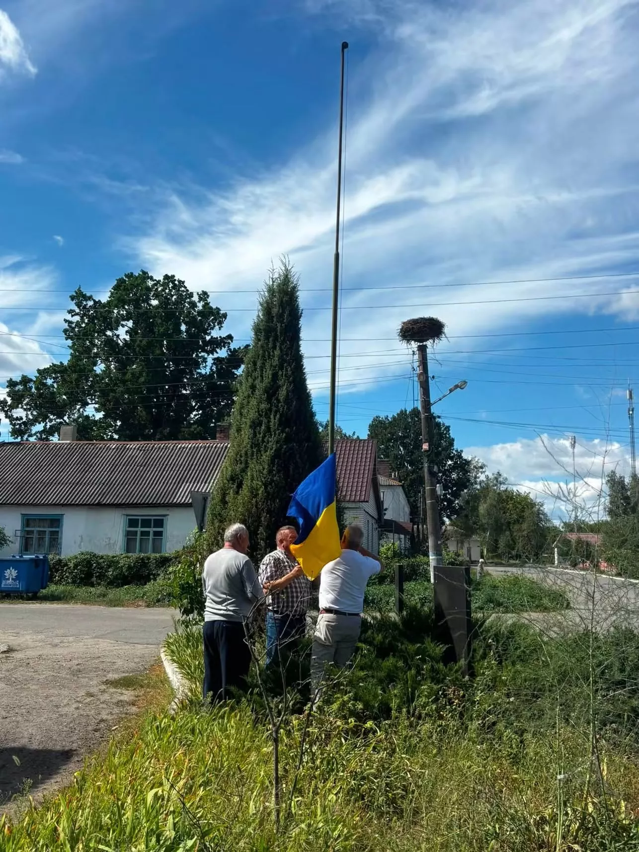 У Гранітному родини загиблих Героїв самі замінили прапори на Алеї пам’яті