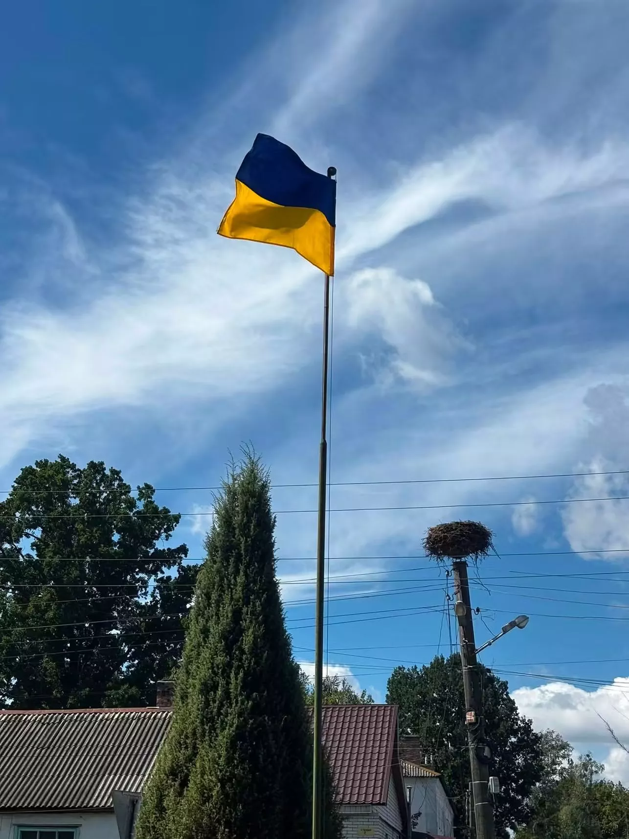 У Гранітному родини загиблих Героїв самі замінили прапори на Алеї пам’яті