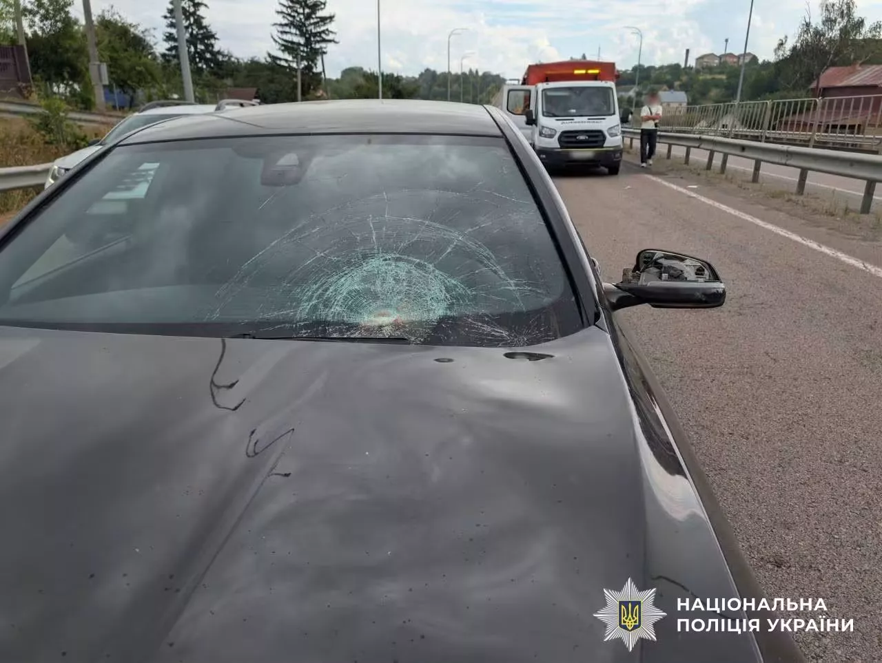 На Рівненщині BMW збив працівника дорожньої служби: чоловік у тяжкому стані