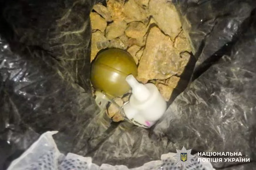 На Сарненщині чоловік зберігав гранати, наркотики та понад 1,5 кг бурштину