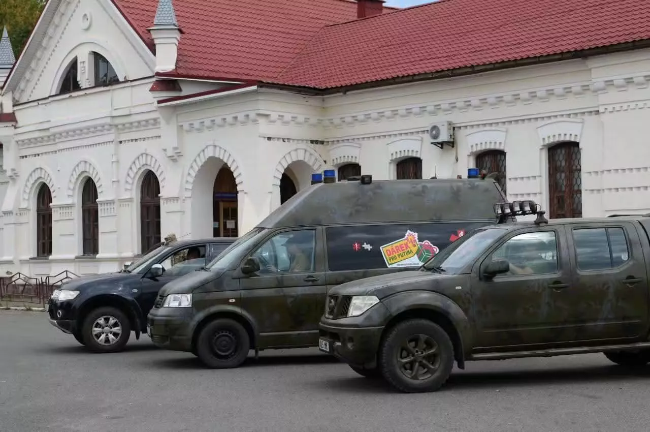 Три авто для ЗСУ та кошти на 30 маскувальних сіток: Малинщина отримала допомогу з Чехії