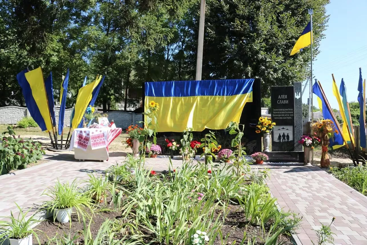 У Радомишльській громаді відкрили Алею Слави на честь 12 полеглих Героїв