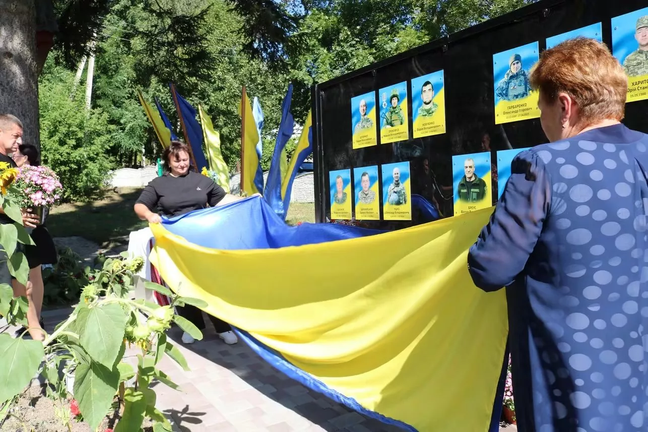 У Радомишльській громаді відкрили Алею Слави на честь 12 полеглих Героїв