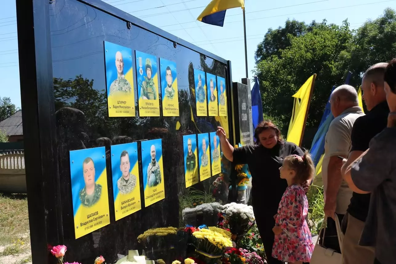 У Радомишльській громаді відкрили Алею Слави на честь 12 полеглих Героїв