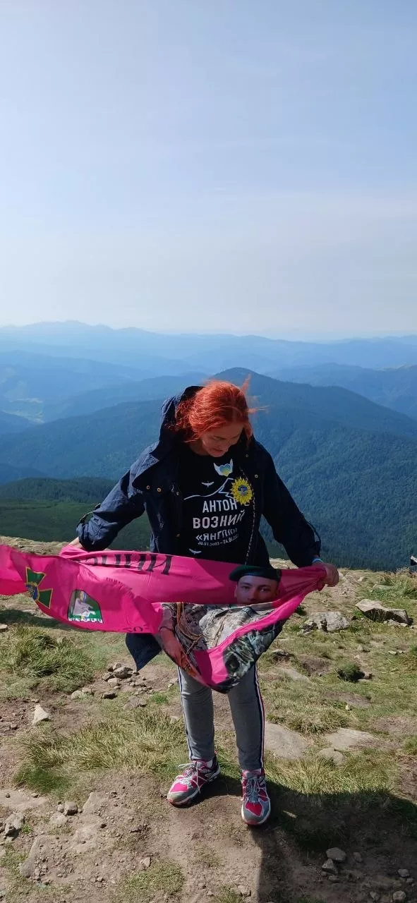 Мама загиблого воїна Антона Возного піднялася на Говерлу в пам’ять про сина