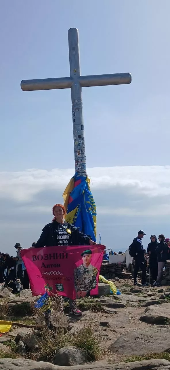 Мама загиблого воїна Антона Возного піднялася на Говерлу в пам’ять про сина