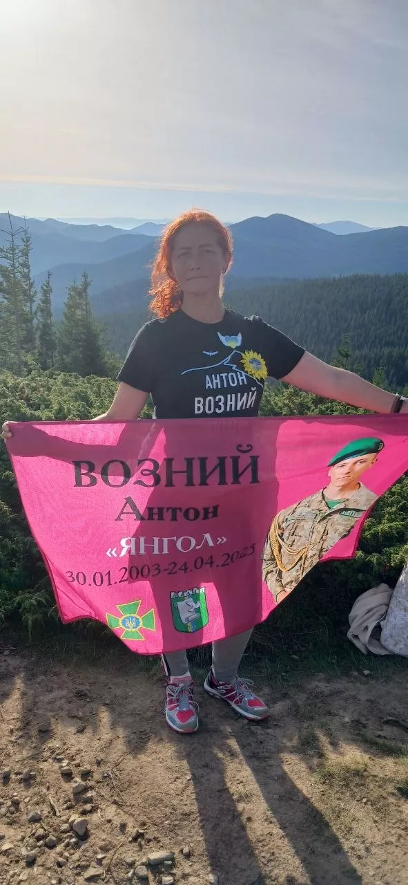 Мама загиблого воїна Антона Возного піднялася на Говерлу в пам’ять про сина