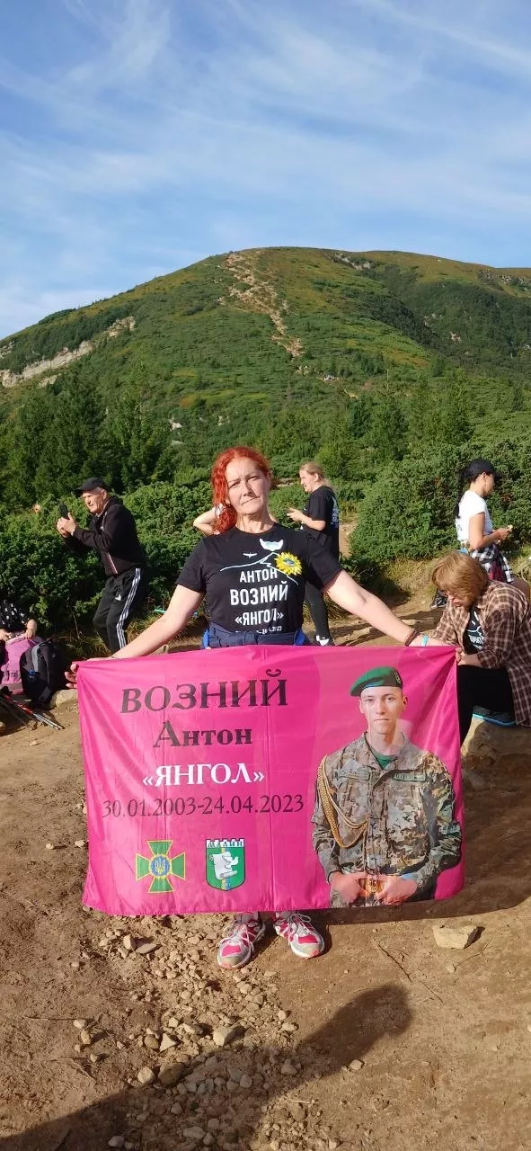 Мама загиблого воїна Антона Возного піднялася на Говерлу в пам’ять про сина