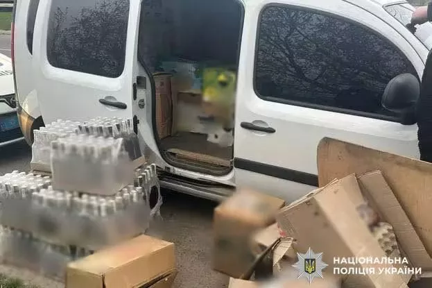 У Рівному чоловік хотів продати майже 400 літрів фальсифікованого алкоголю