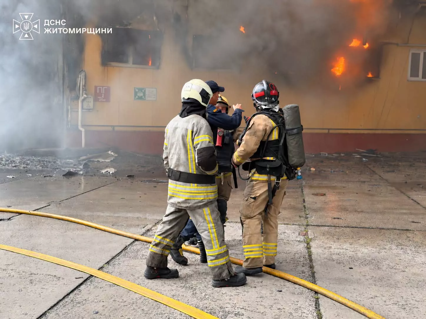На Житомирщині рятувальники ліквідовують наслідки російської атаки