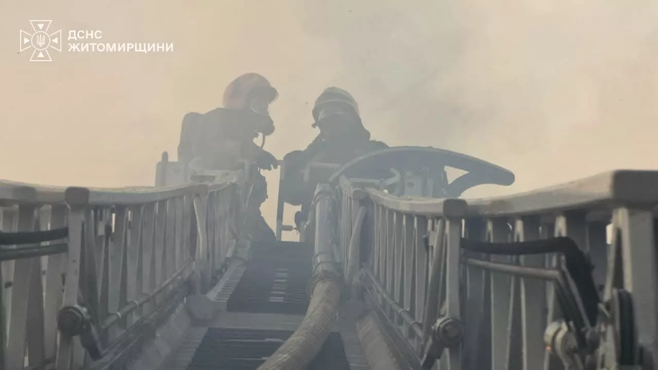 На Житомирщині рятувальники ліквідовують наслідки російської атаки