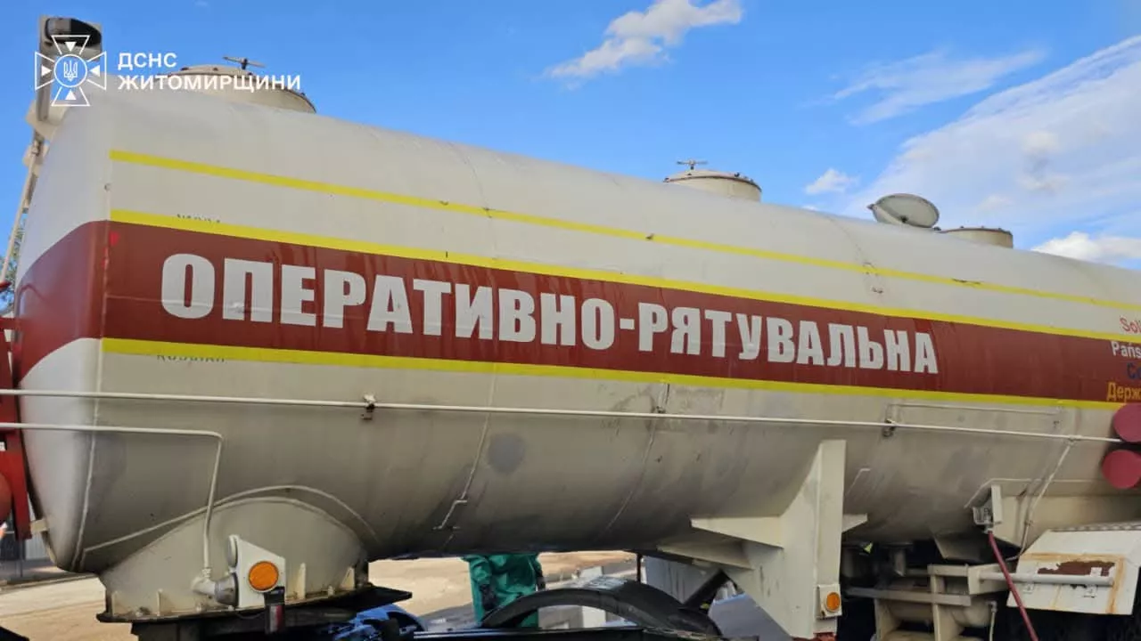 На Житомирщині рятувальники ліквідовують наслідки російської атаки