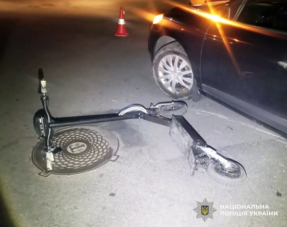 У Звягелі 13-річний хлопець на електросамокаті потрапив під колеса