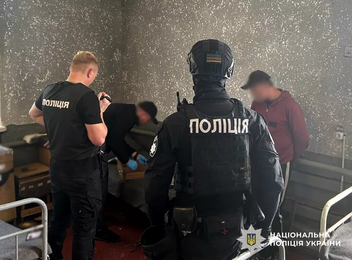 Наркотики у лампах та фломастерах: на Житомирщині викрили «смотрящого»
