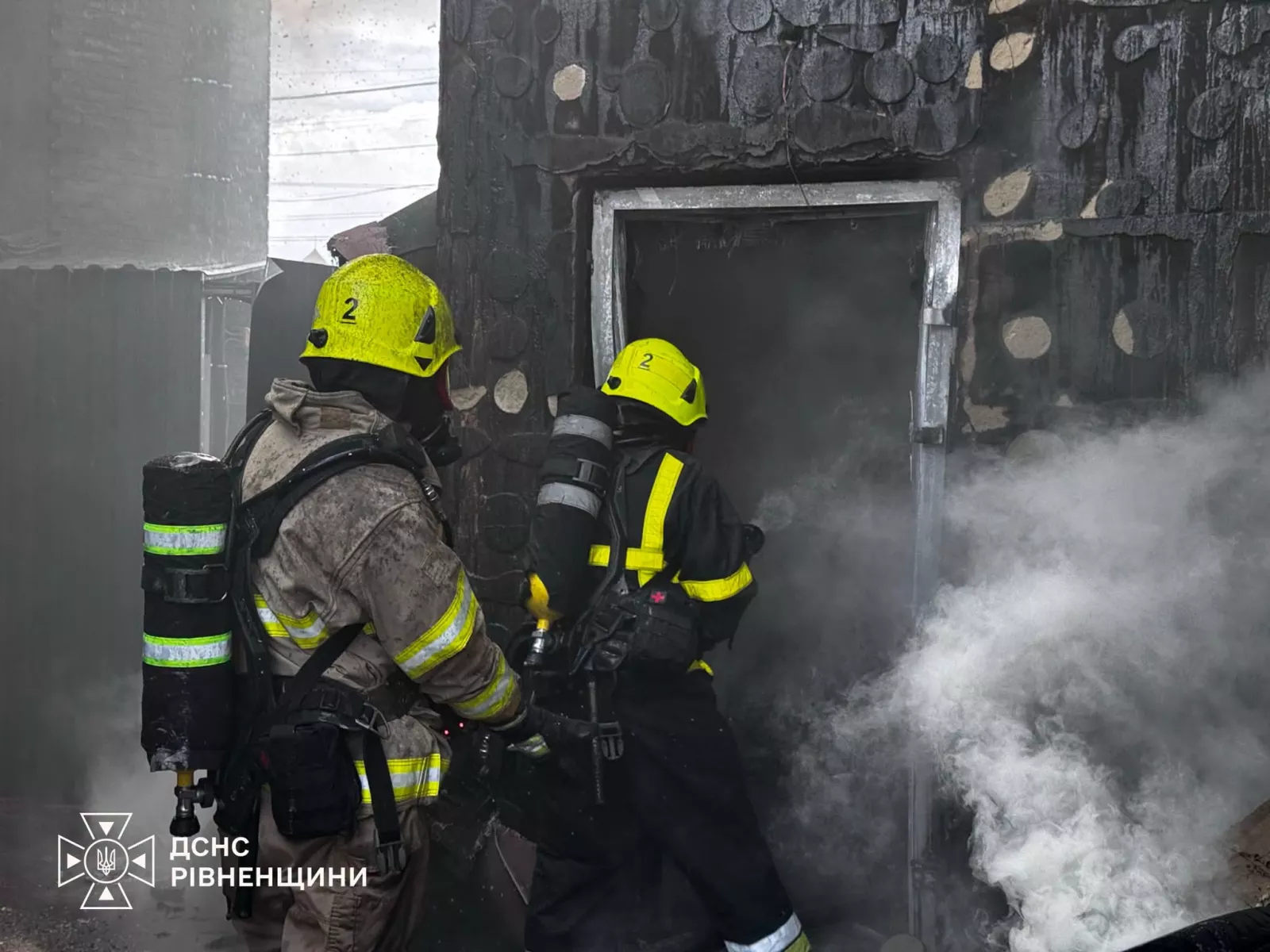 У Рівному виникла масштабна пожежа: працюють 20 вогнеборців