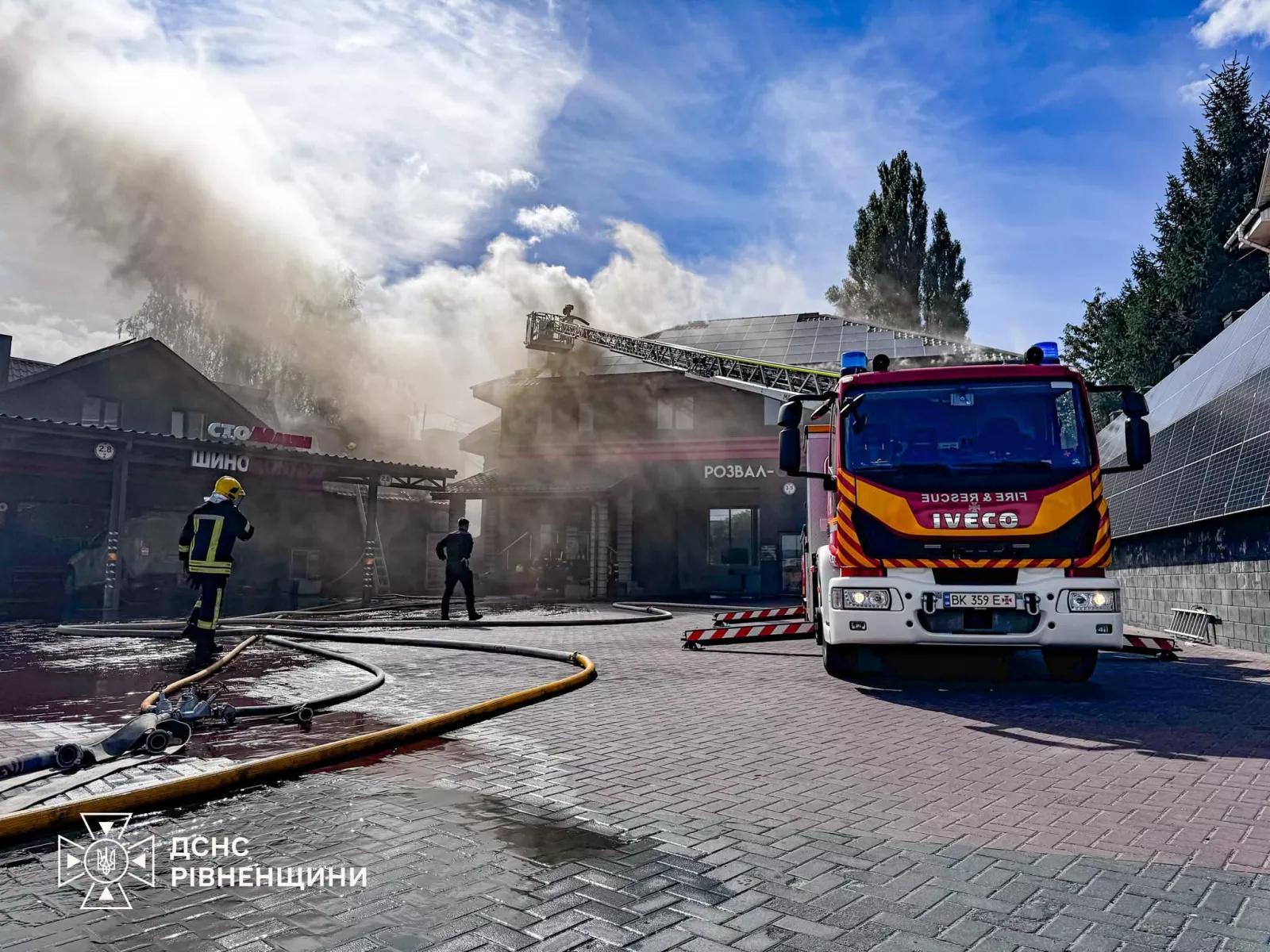У Рівному виникла масштабна пожежа: працюють 20 вогнеборців