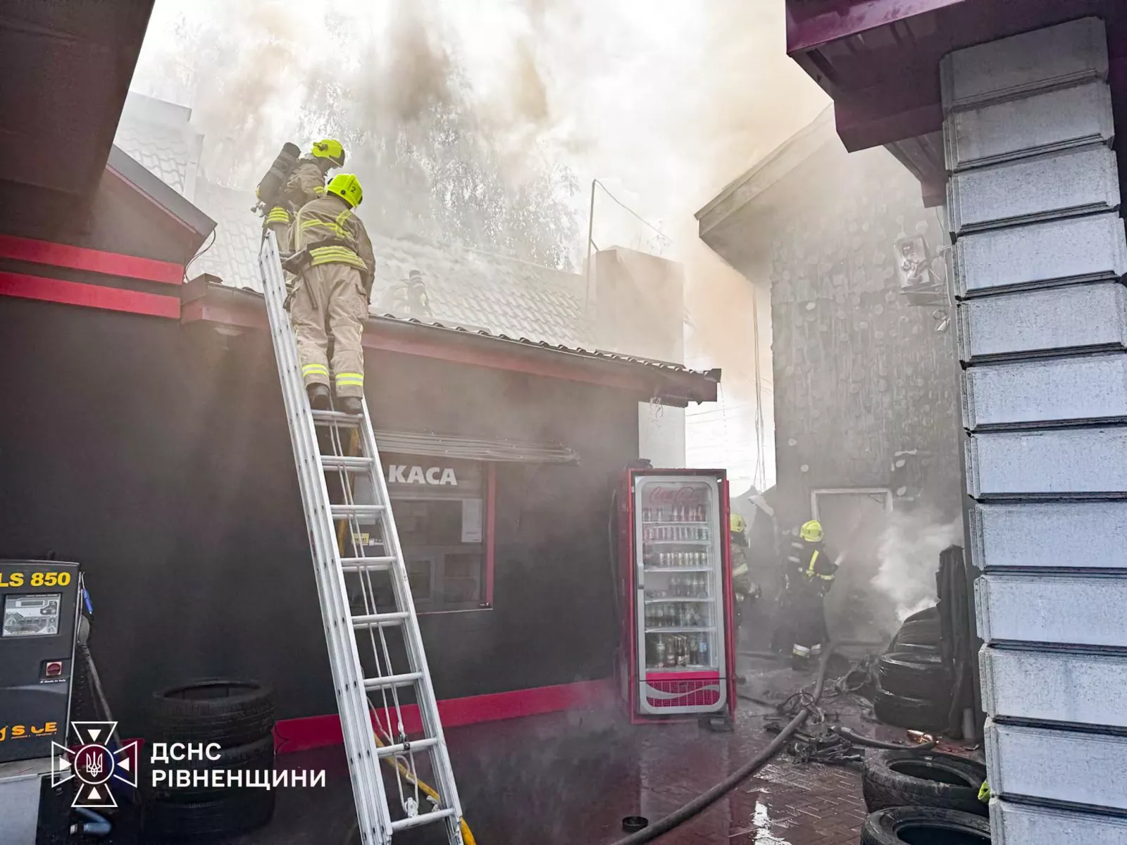 У Рівному виникла масштабна пожежа: працюють 20 вогнеборців