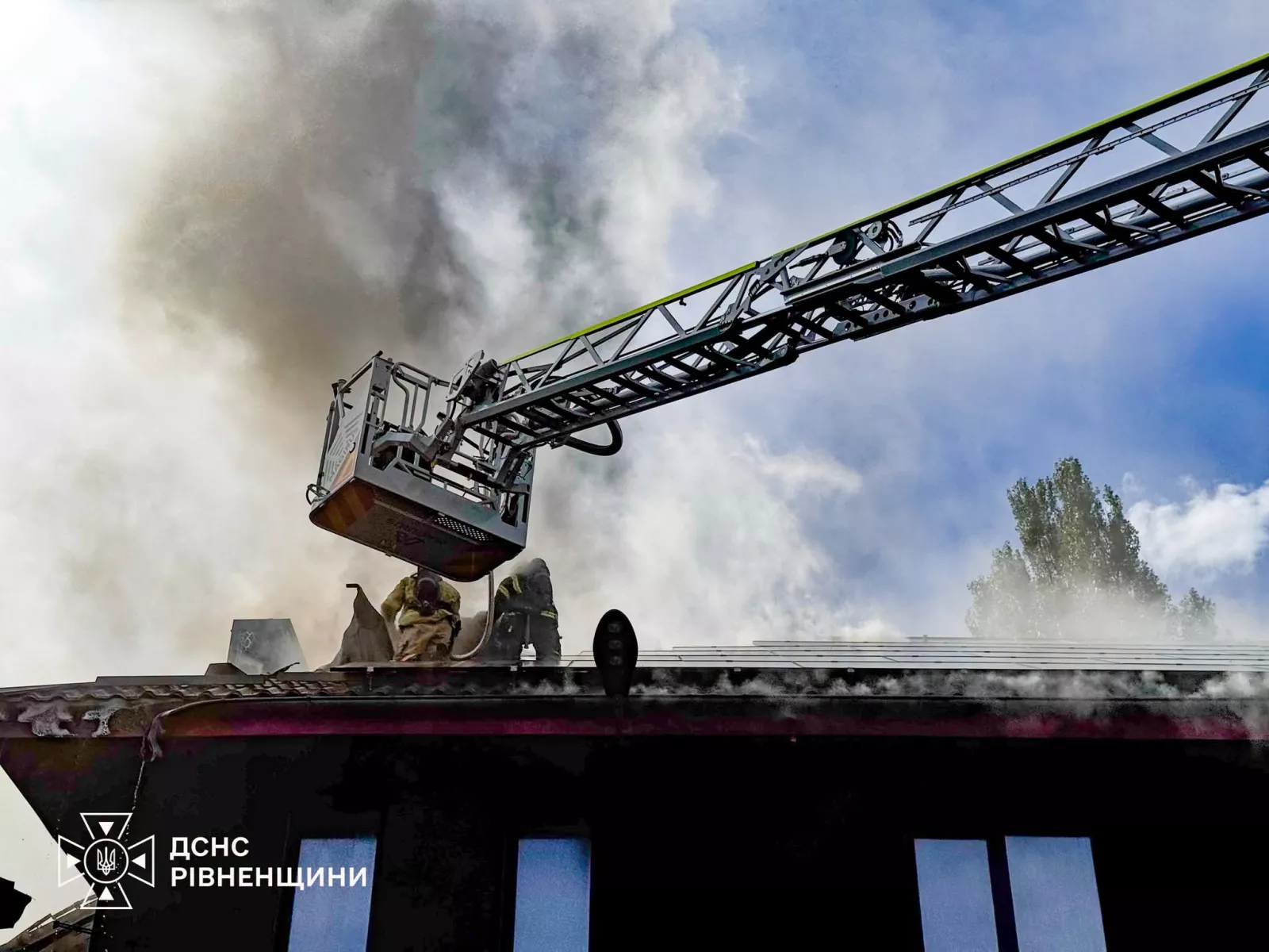 У Рівному виникла масштабна пожежа: працюють 20 вогнеборців