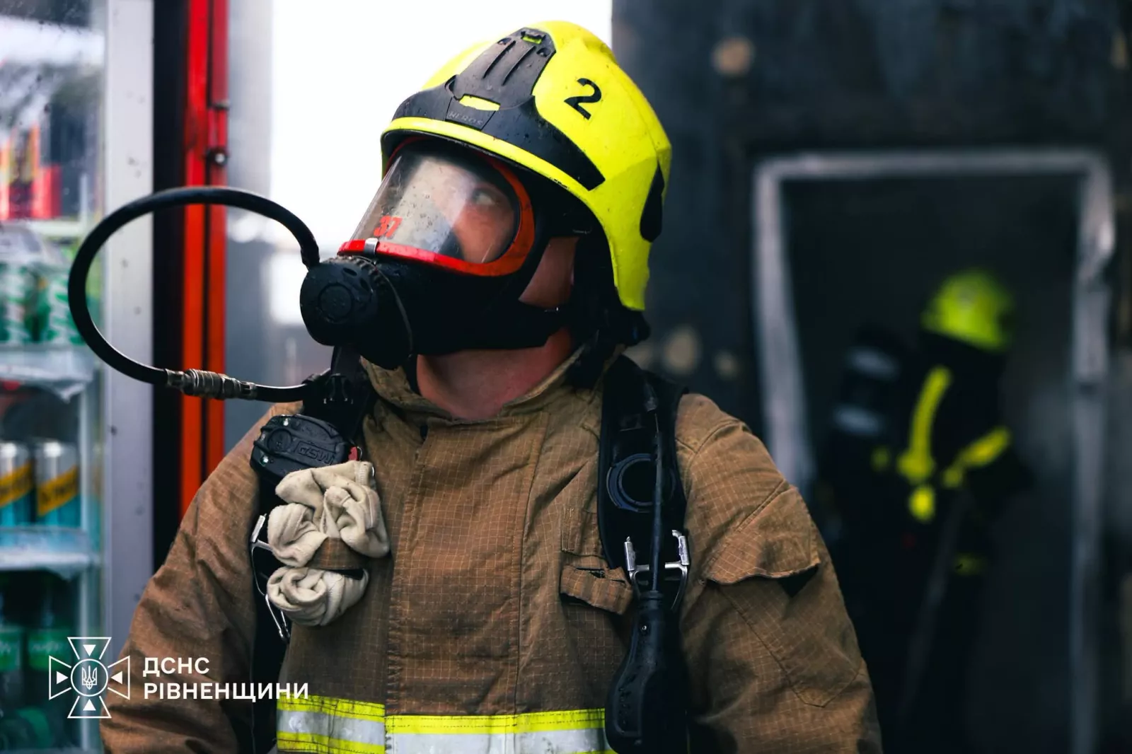 У Рівному спалахнула СТО: вогонь перекинувся на сусідню будівлю