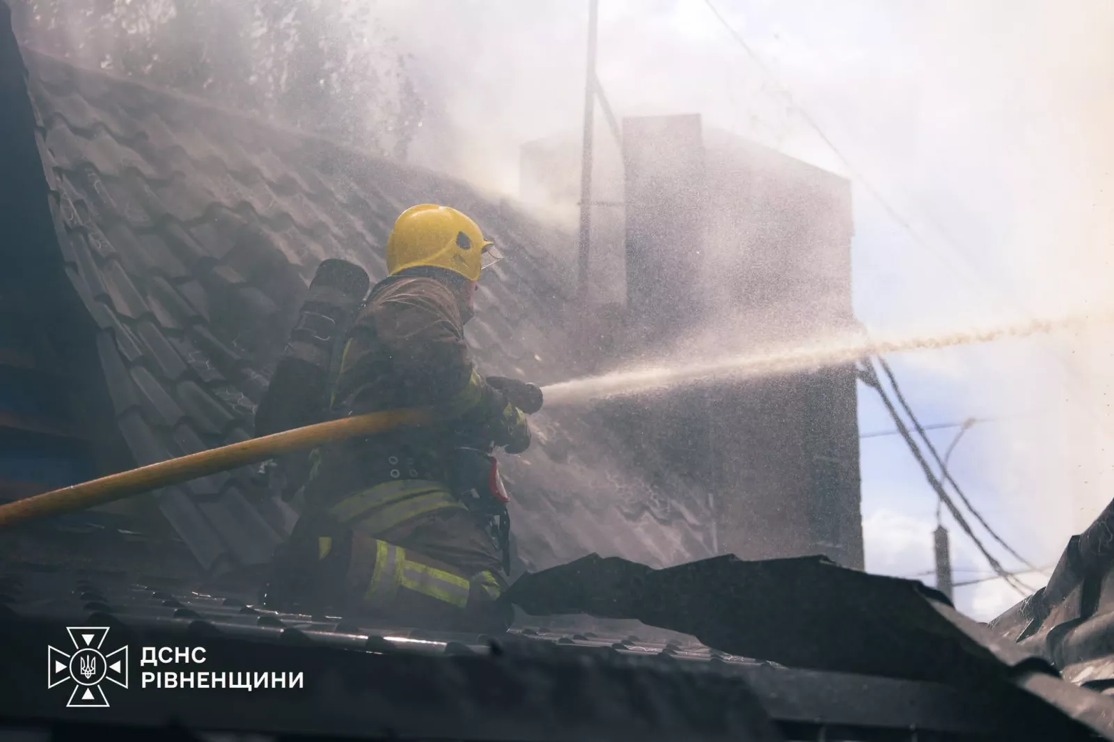 У Рівному спалахнула СТО: вогонь перекинувся на сусідню будівлю