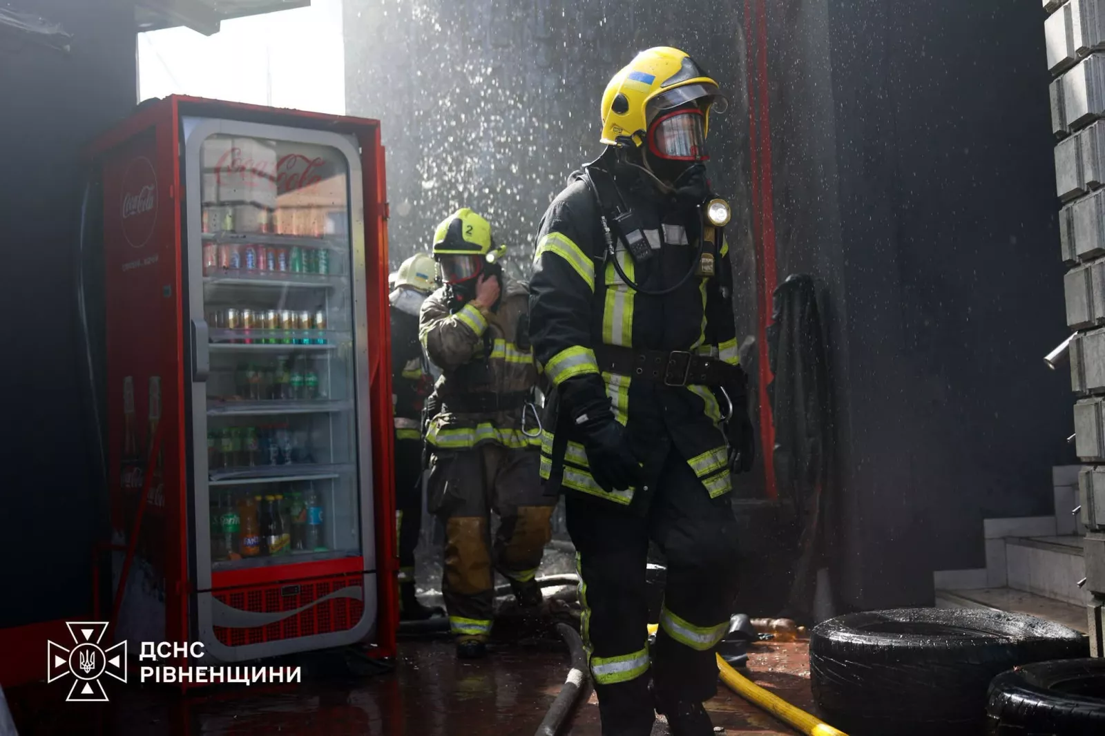 У Рівному спалахнула СТО: вогонь перекинувся на сусідню будівлю