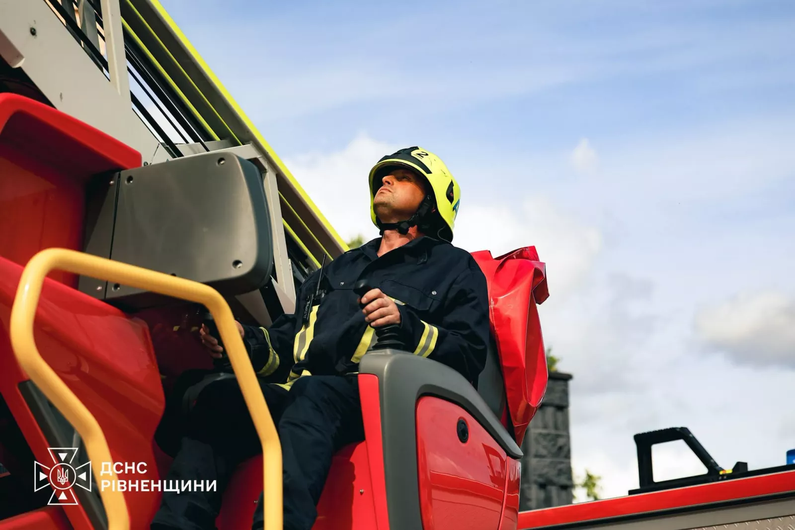 У Рівному спалахнула СТО: вогонь перекинувся на сусідню будівлю