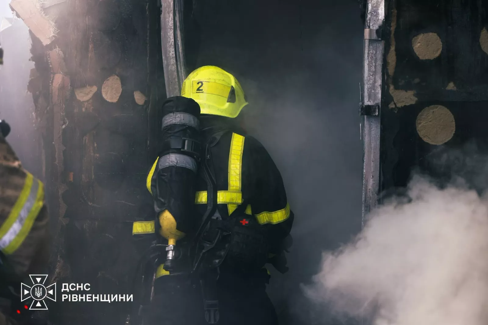 У Рівному спалахнула СТО: вогонь перекинувся на сусідню будівлю