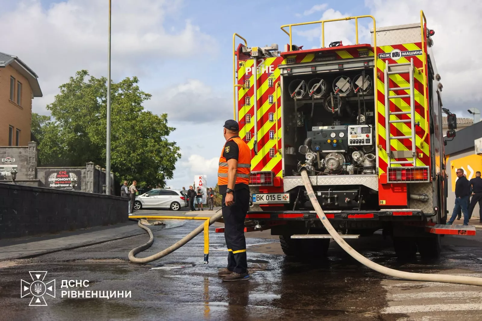 У Рівному спалахнула СТО: вогонь перекинувся на сусідню будівлю