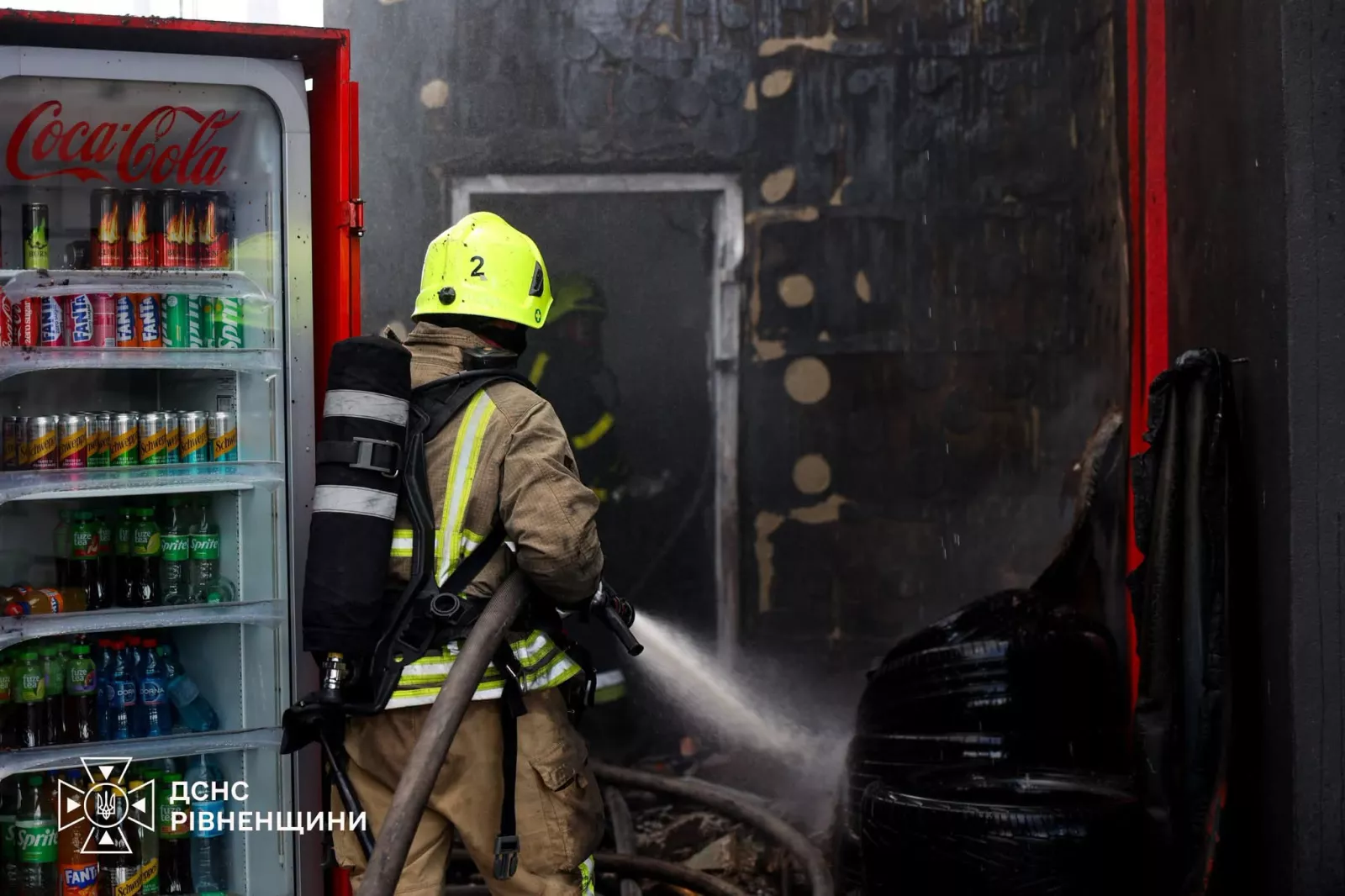 У Рівному спалахнула СТО: вогонь перекинувся на сусідню будівлю