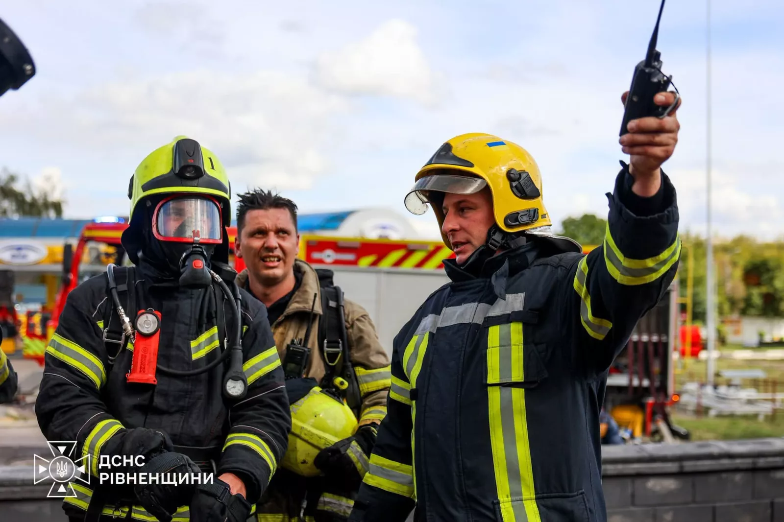 У Рівному спалахнула СТО: вогонь перекинувся на сусідню будівлю