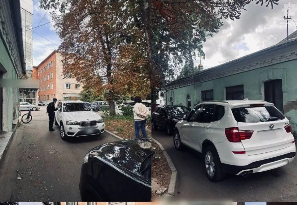 BMW перекрило виїзд: у Рівному велопатруль евакуював авто порушниці