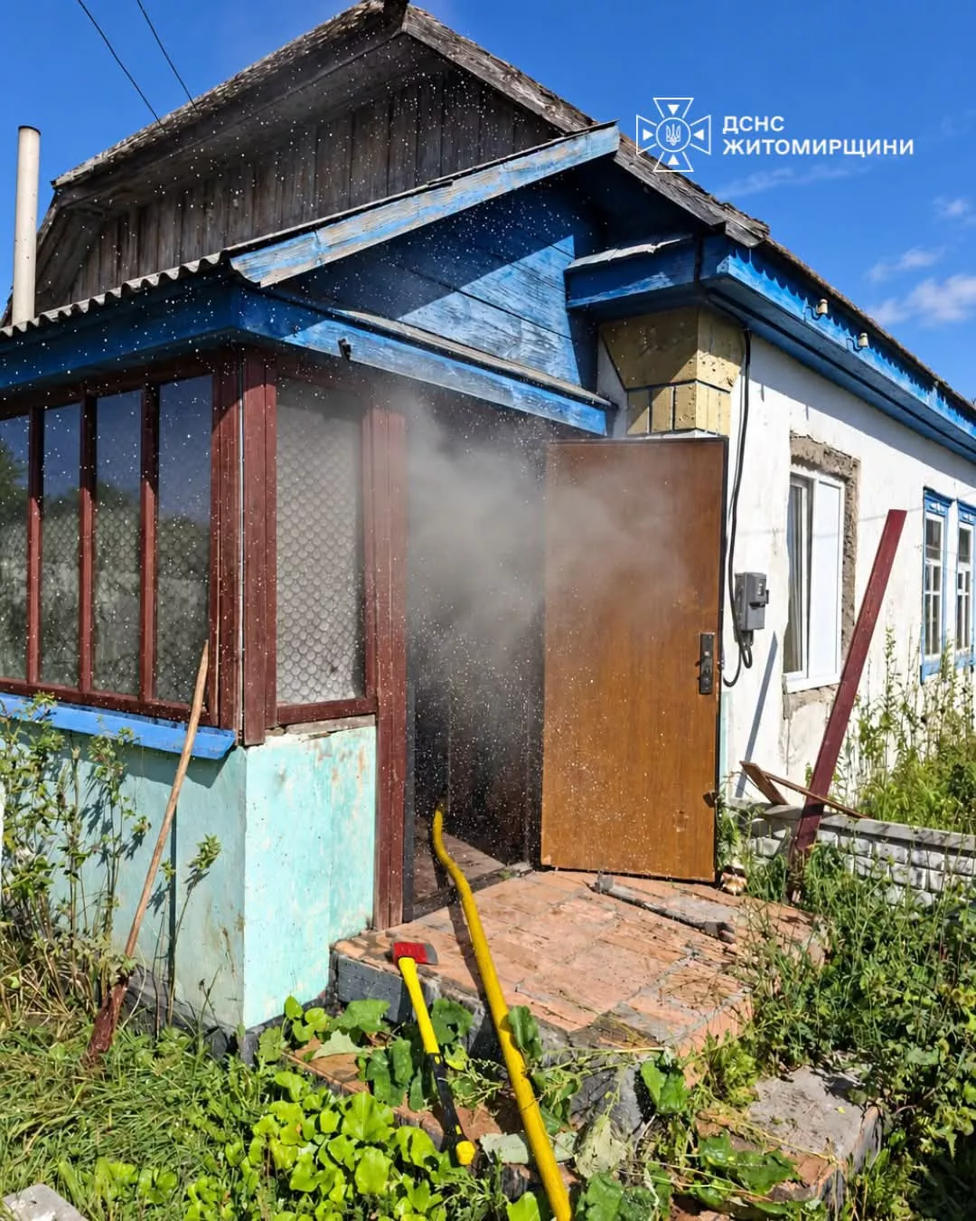 Куріння вбиває: на Коростенщині рятувальники витягли з пожежі жінку